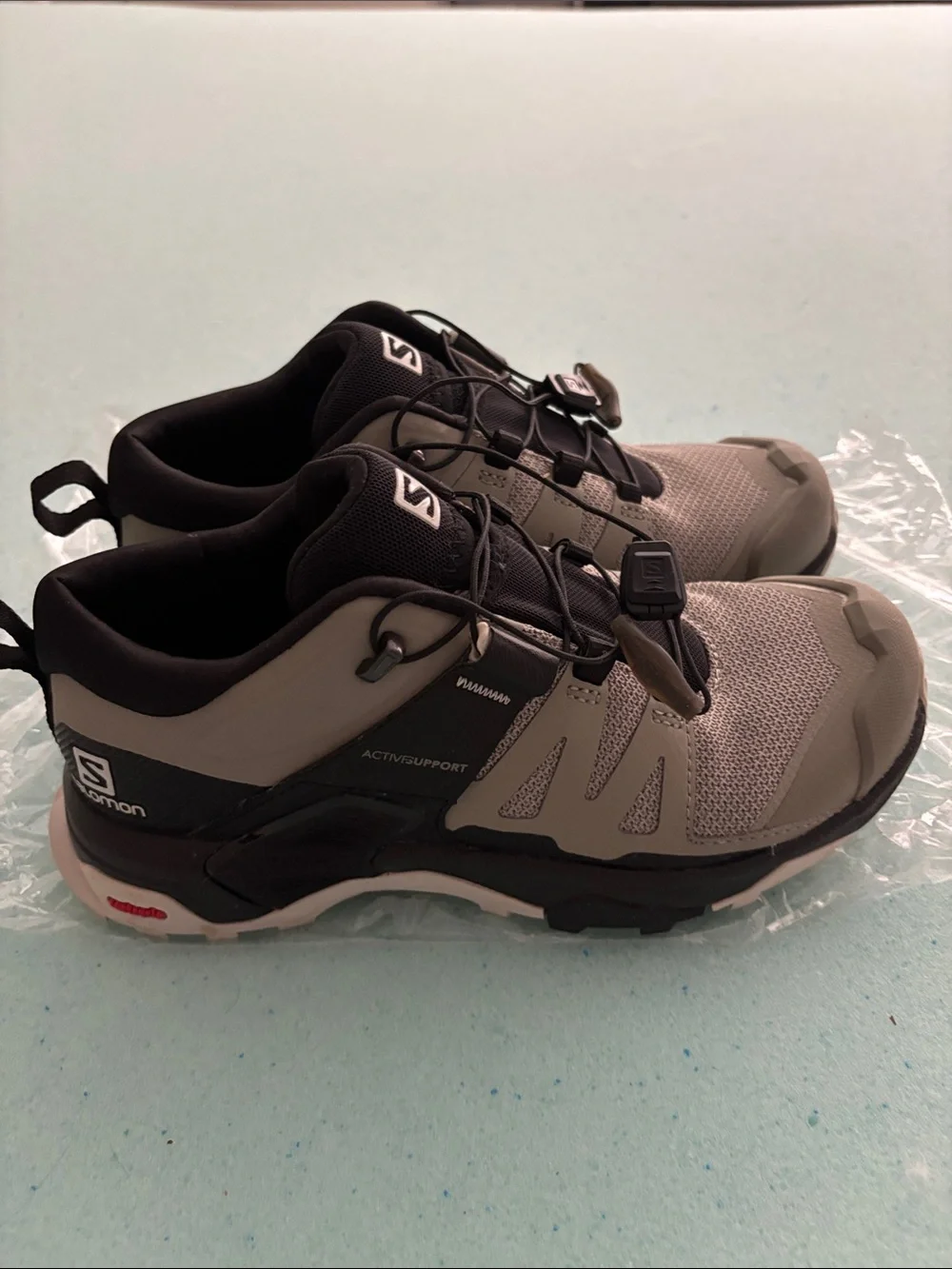 Salomon Women's Athletic Trail Shoes in Light Gray and Black Size 5